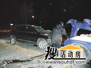 汽車撞上活動房